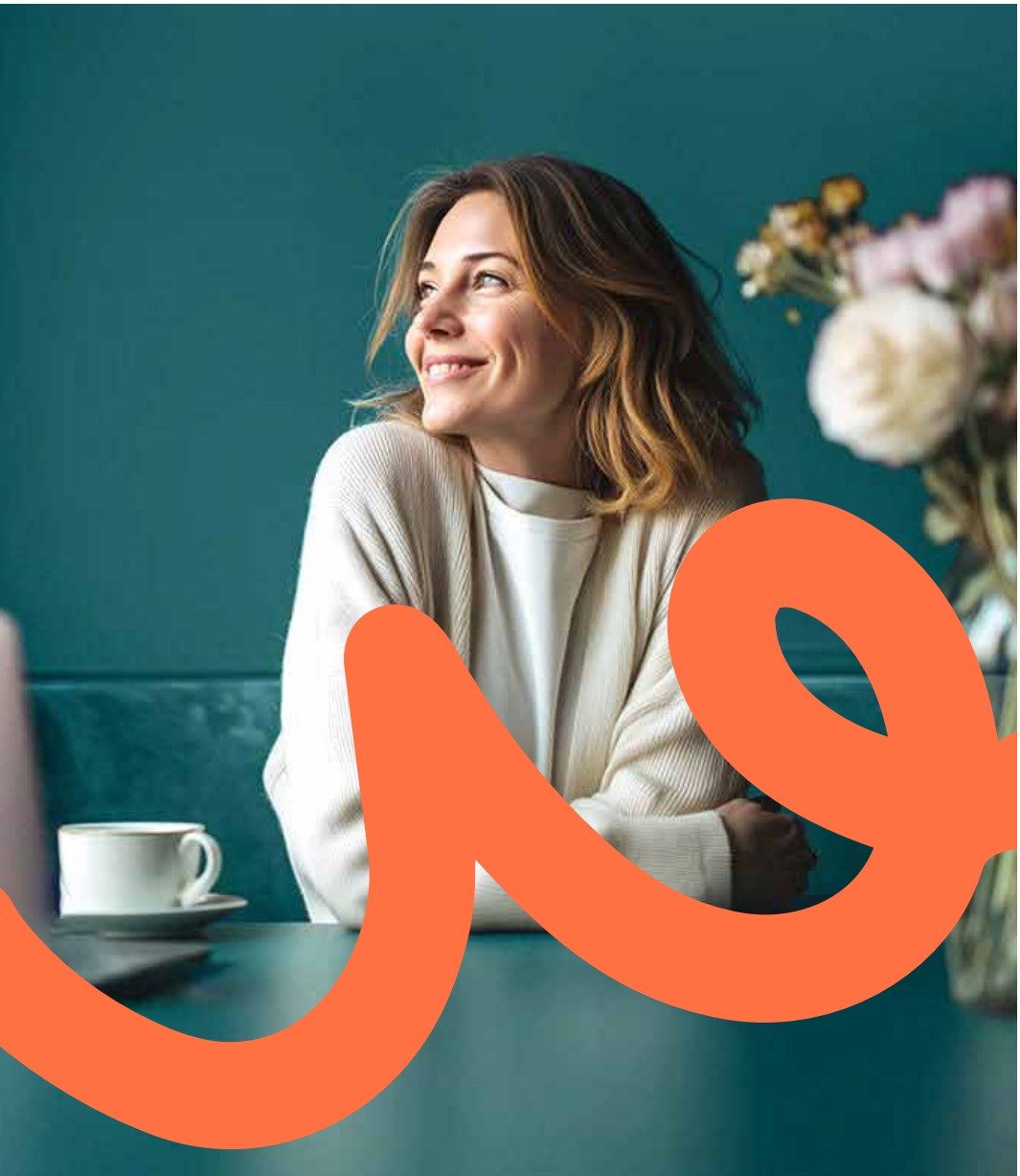Mujer sonriente en un momento de pausa consciente